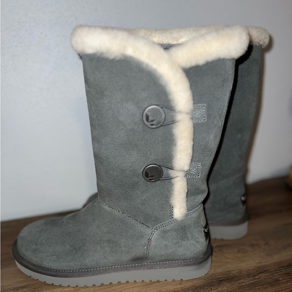Koolaburra Gray Suede Boots with Cream Trim - Picture 5 of 9